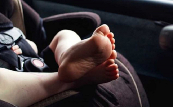Bebé murió dentro de un auto mientras su madre estaba en un motel - Noticiero Paraguay