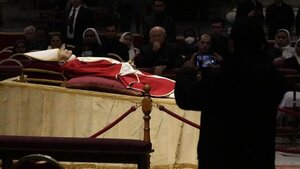 El secretario de Benedicto XVI admite los problemas durante su papado