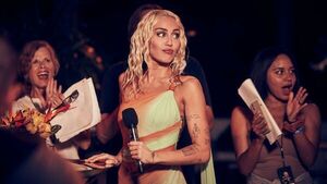 Diario HOY | Miley Cyrus recibe 2023 con un nuevo sencillo titulado "Flowers"