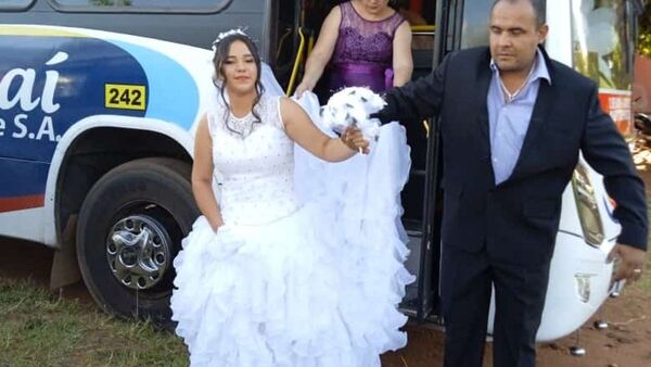 Novia llegó a la iglesia en un colectivo