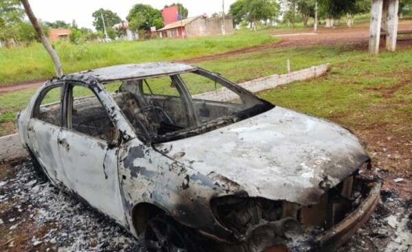 Cortocircuito causó incendio total de un vehículo, en el km 8 Acaray