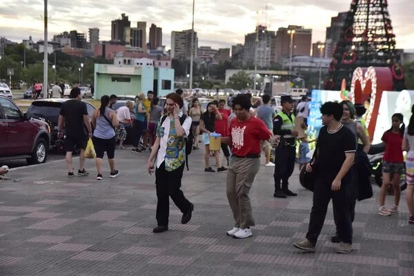 Multitud copa la Costanera de Asunción, ante falta de lugares de esparcimiento - Nacionales - ABC Color