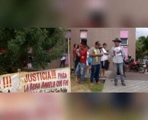 Vigilia en Hospital San Pablo de la familia de beba robada