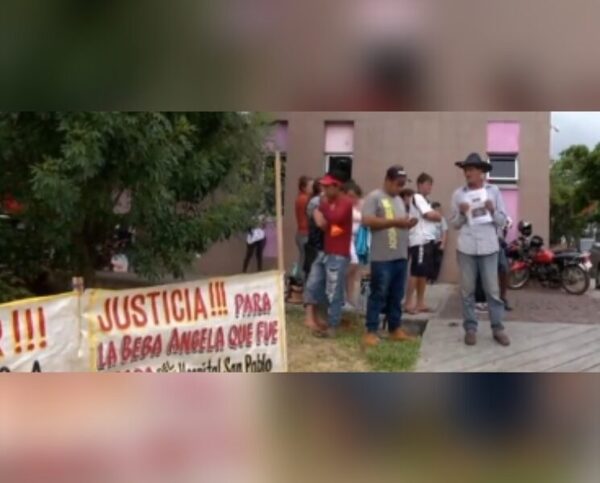 Vigilia en Hospital San Pablo de la familia de beba robada