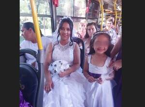 ¡Espléndida! Viajó en colectivo para llegar a su boda
