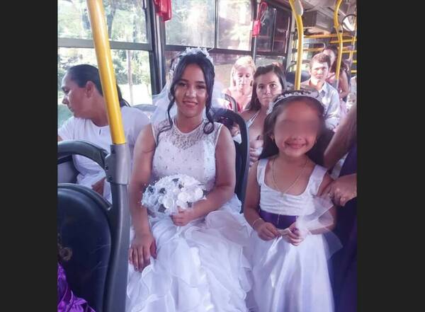 ¡Espléndida! Viajó en colectivo para llegar a su boda