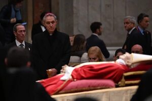 Benedicto XVI tendrá un funeral papal pero con “adaptaciones” - Mundo - ABC Color