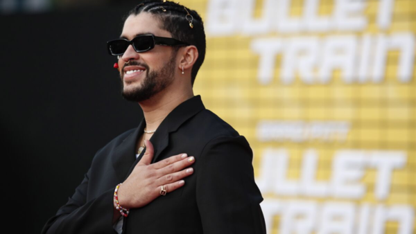 Bad Bunny inicia el año con polémica tras lanzar el celular de una fan al mar - El Independiente
