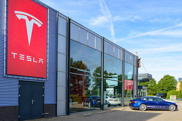 Tesla entregó 1,31 millones de autos en 2022, 40% más que en el año anterior - Revista PLUS