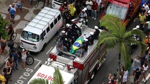 El féretro de Pelé llega al cementerio para su entierro