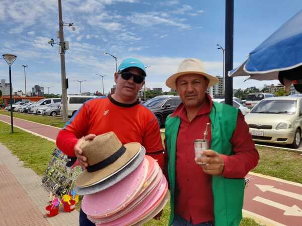 Vendedores ambulantes hacen su "agosto" tras masiva llegada de veraneantes a la Playa San José