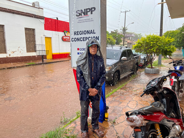 Instructor del SNPP se manifiesta reclamando el pago de su salario