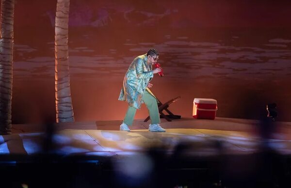 Bad Bunny inicia el año con polémica tras lanzar el celular de una fan al mar - Gente - ABC Color
