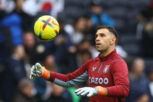 Dibu Martínez: rumores de salida y el motivo por el que no jugó ante el Tottenham