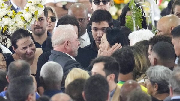 Lula da Silva acude al velatorio de Pelé, por donde han pasado más de 200.000 personas