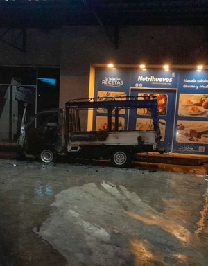 Desconocidos queman vehículo de un local comercial
