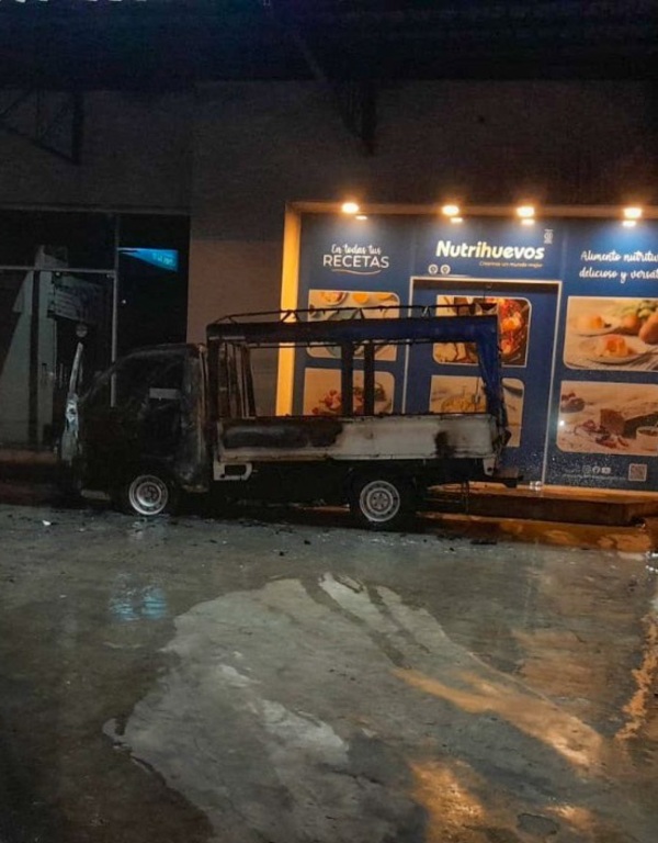 Desconocidos queman vehículo de un local comercial