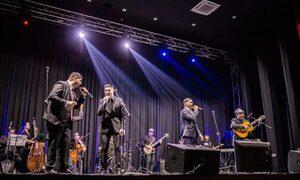 Grupo “A Quattro” cerró el año con cautivante espectáculo musical