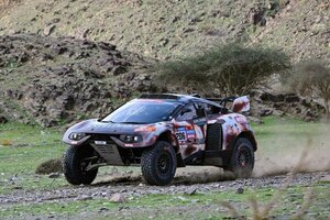 El francés Chicherit se impone en jornada dura para Sainz
