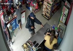 Motochorros asestan serie de golpes a los pequeños comercios en Central - Policiales - ABC Color