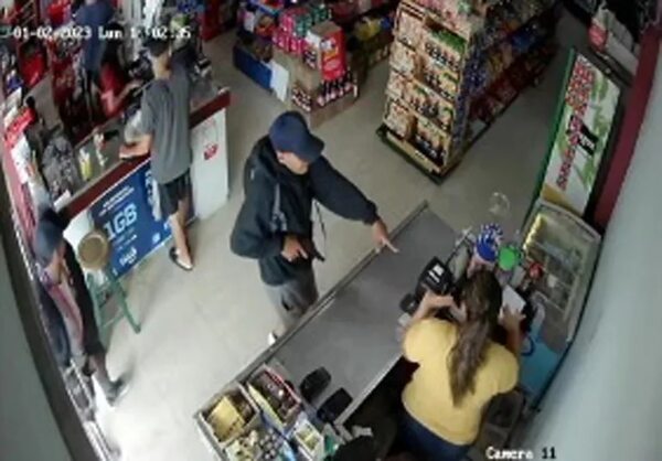 Motochorros asestan serie de golpes a los pequeños comercios en Central - Policiales - ABC Color