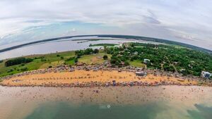 Turistas coparon las playas y costanera de Carmen del Paraná