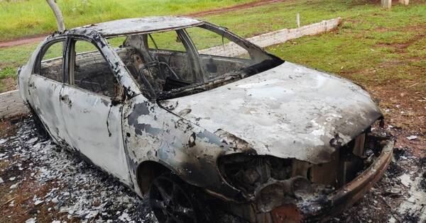 La Nación / Perdió la llave de su auto y tras ir a buscar una nueva, encontró su automóvil carbonizado