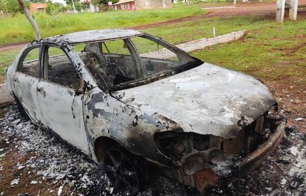 Ty'e raku y no macana: Se perdió la llave de su auto y al buscar otra, su vehículo se incendió