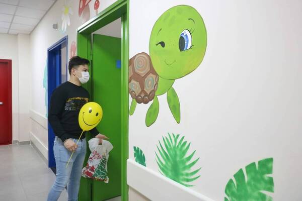 Ex cantante de Binomio regaló juguetes a niños en hospital Acosta Ñu
