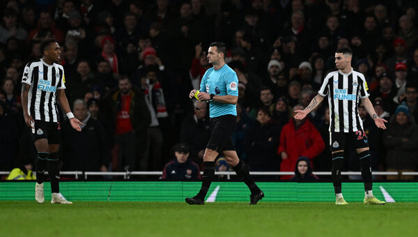 Con Miguel Almirón en cancha, Newcastle aguantó y frenó de visitante al líder Arsenal