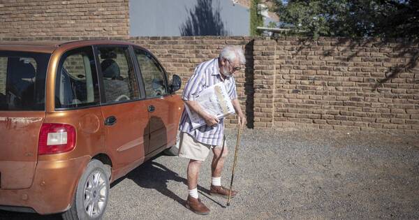 La Nación / Sudáfrica: el periodista de 90 años que reparte periódicos en el desierto