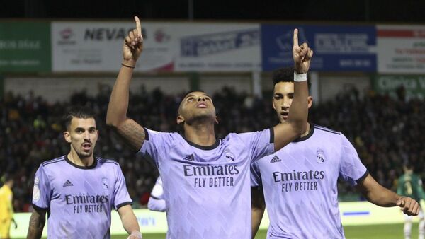 Un crisis Real Madrid gana por la mínima y clasifica