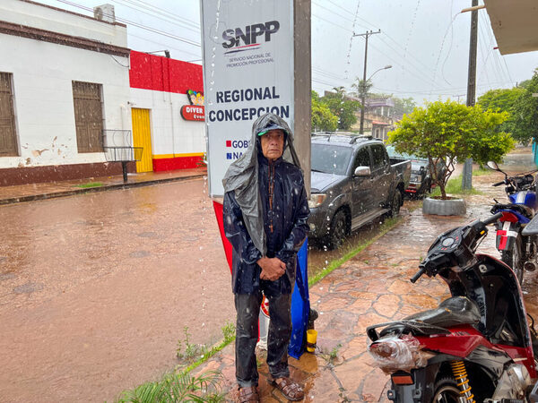 Instructor del SNPP se manifiesta reclamando el pago de su salario