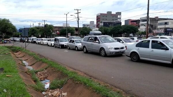 Extensas filas de vehículos para retornar a Argentina luego de las fiestas - Nacionales - ABC Color