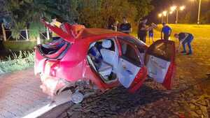  CONDUCTOR PERDIÓ EL CONTROL Y SE ESTRELLÓ CONTRA UN CARTEL EN HOHENAU - Itapúa Noticias