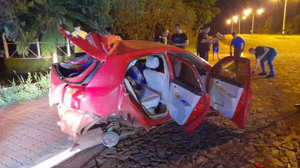 CONDUCTOR PERDIÓ EL CONTROL Y SE ESTRELLÓ CONTRA UN CARTEL EN HOHENAU - Itapúa Noticias