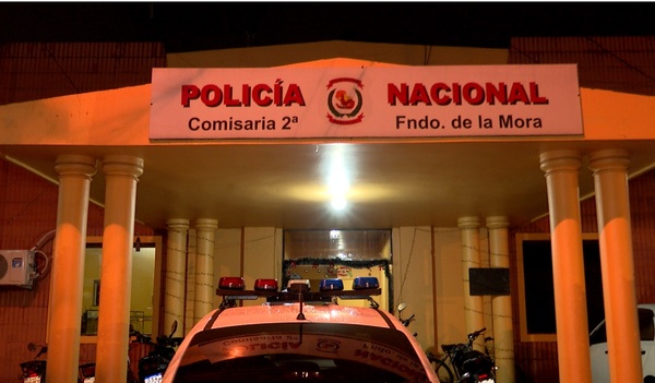 Atacó a policías con un cuchillo y fue detenido - trece