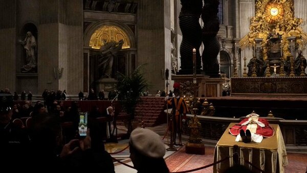 Último día de la capilla ardiente de Benedicto XVI mientras se prepara el funeral