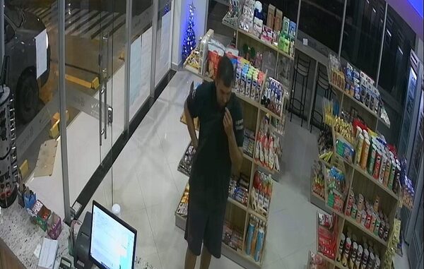Solitario delincuente asalta a cajera de surtidor