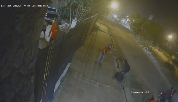 Jauría de motochorros asaltó a delivery en Mariano Roque Alonso, lo pelaron frente a una familia