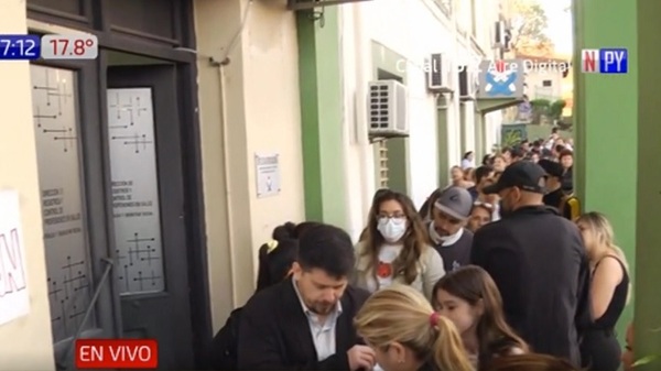 Largas filas y pocas dosis antiamarílicas en vacunatorio del Ministerio de Salud - Paraguaype.com