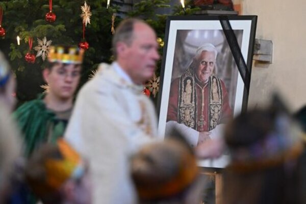 Helicópteros, 500 voluntarios y 1.000 periodistas acreditados para el funeral de Benedicto XVI - .::Agencia IP::.