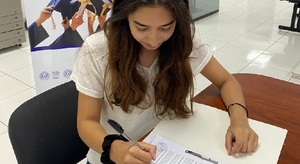 Nuevos becarios firman contratos para iniciar su formación en el exterior