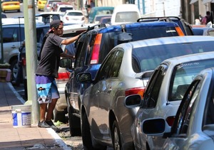 “Cuidavehículos” esperan ser absorbidos por empresa que explotará estacionamiento tarifado | 1000 Noticias
