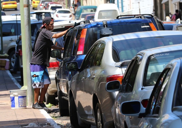 “Cuidavehículos” esperan ser absorbidos por empresa que explotará estacionamiento tarifado | 1000 Noticias