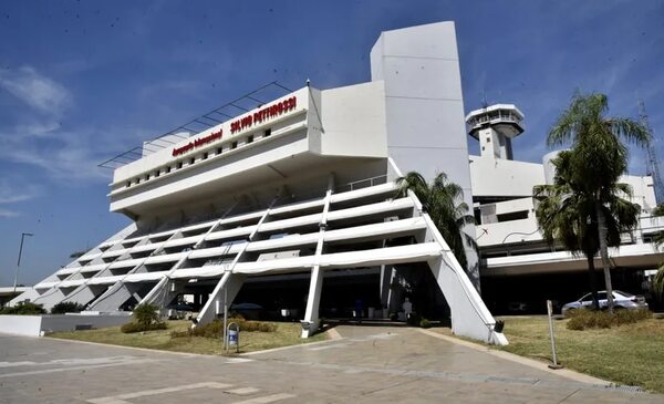 Una pasajera de Bangladesh, varada en el aeropuerto Silvio Pettirossi desde hace tres días - Nacionales - ABC Color