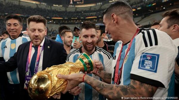 Lionel Messi levantó sin saberlo una falsa copa en su icónico post del Mundial