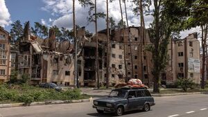 Un garaje en Ucrania recicla autos destartalados para llevarlos al frente