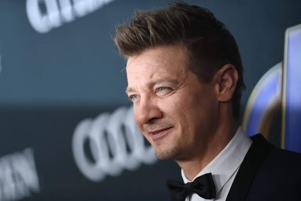 Jeremy Renner reaparece para  agradecer a sus fans tras su accidente - Cine y TV - ABC Color