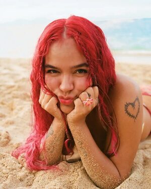 Karol G luce espectacular en la playa - Gente - ABC Color